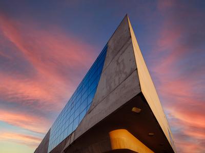 phaeno building bow in front of evening sky
