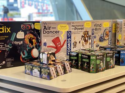 Various products on shelves in the phaeno discovery shop