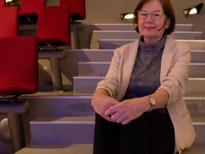 Dr Rohde sits on the stairs in the phaeno science theatre.