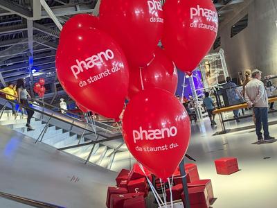 rote Luftballons mit Aufschrift phaeno